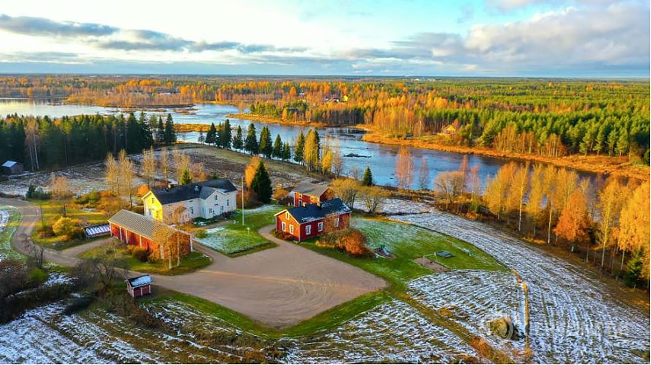 Pappilan päärakennuksessa on kaksi asuntoa. Pihapiirissä on myös noin 120-neliöinen väentupa.