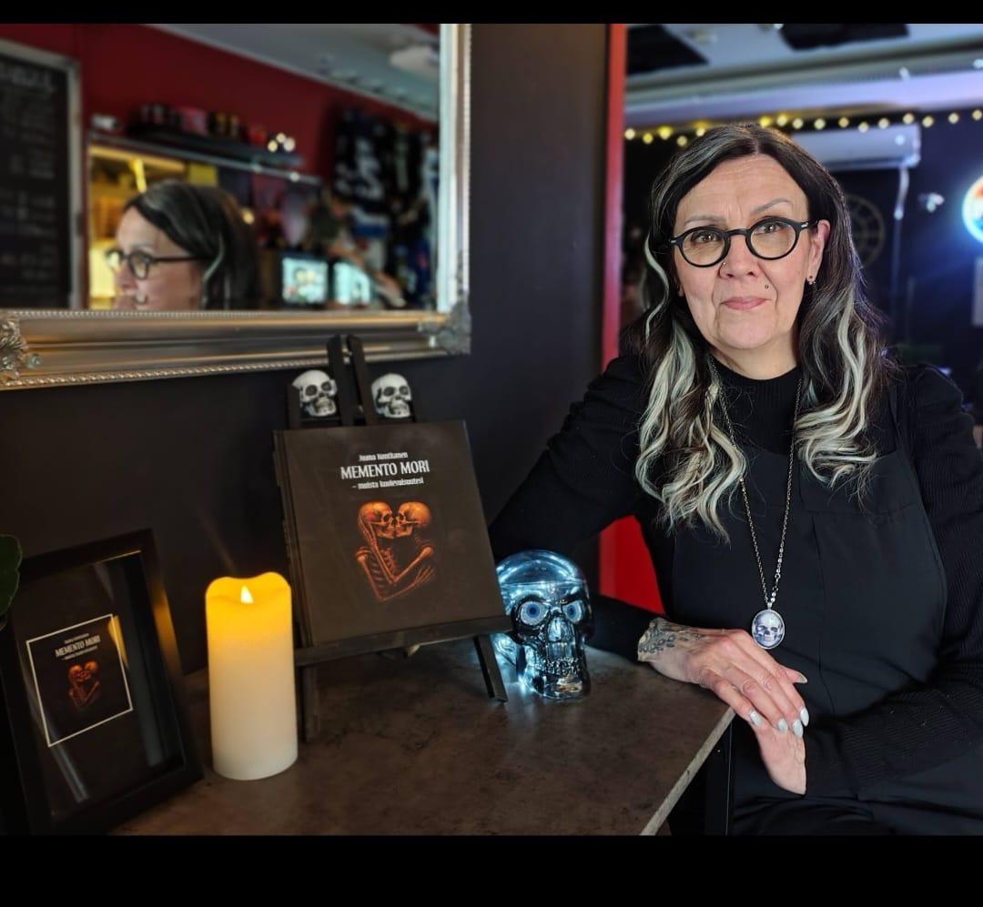 Jaana Kontkanen kuvattuna kirjan julkistustilaisuudessa Seinäjoella.