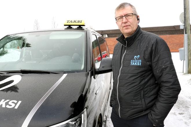 Juha Haikonen odottaa kauhulla kevättä, jolloin kevytpäällysteteiden terävät kuopat paljastuvat. KUVA: JORMA HAVULA