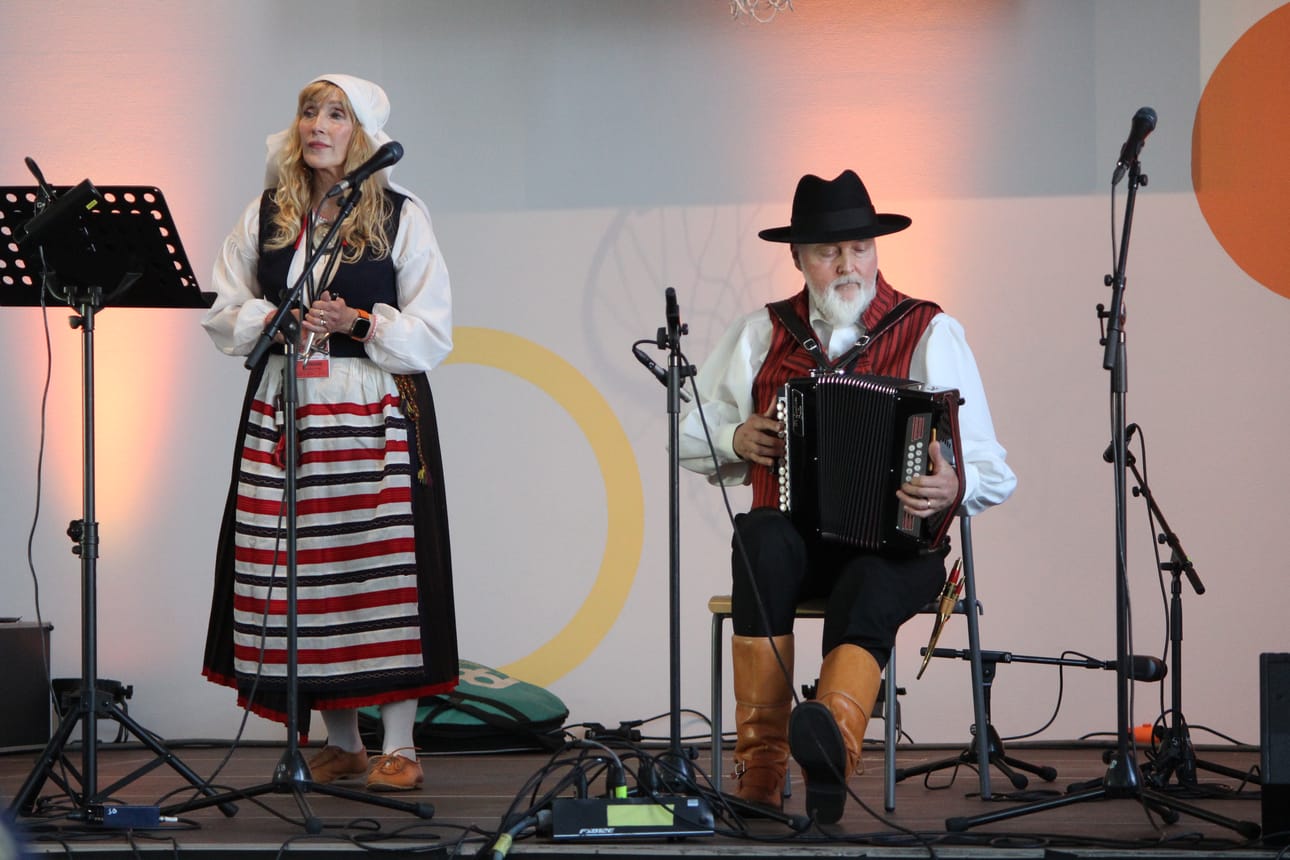 Me soittelemme vanhaa kansanmusiikkia, esitteli Antti Ala-Keturi heti alkajaisiksi, mitä hänen ja Eija Ala-Keturin ohjelmisto Alavuden Speleissä tarjoaisi. Instrumentteina heillä olivat pimpparauta ja haitari.