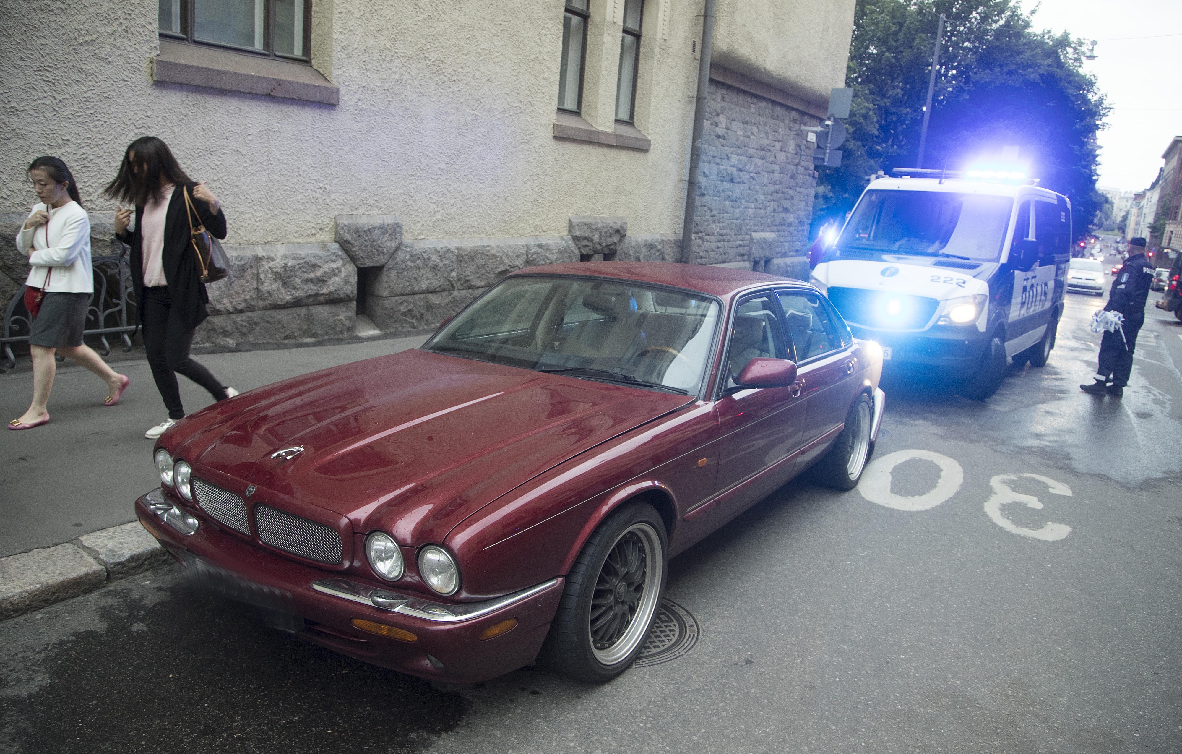 Mies ajoi yliajon jälkeen Annankadulle, pysäköi autonsa ja meni ravintolaan, josta poliisi otti hänet kiinni.