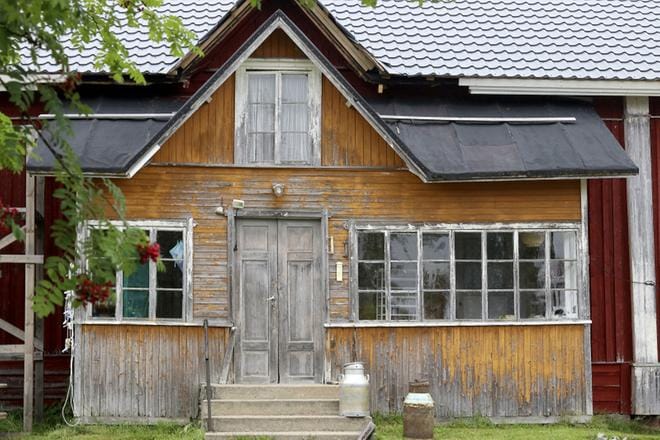 Talon kuisti tullaan tekemään täysin uusiksi. Tiina Aittolampi toivoo, ettei tuleva talvi ole luminen, koska kovin isoa taakkaa se ei enää kestä.