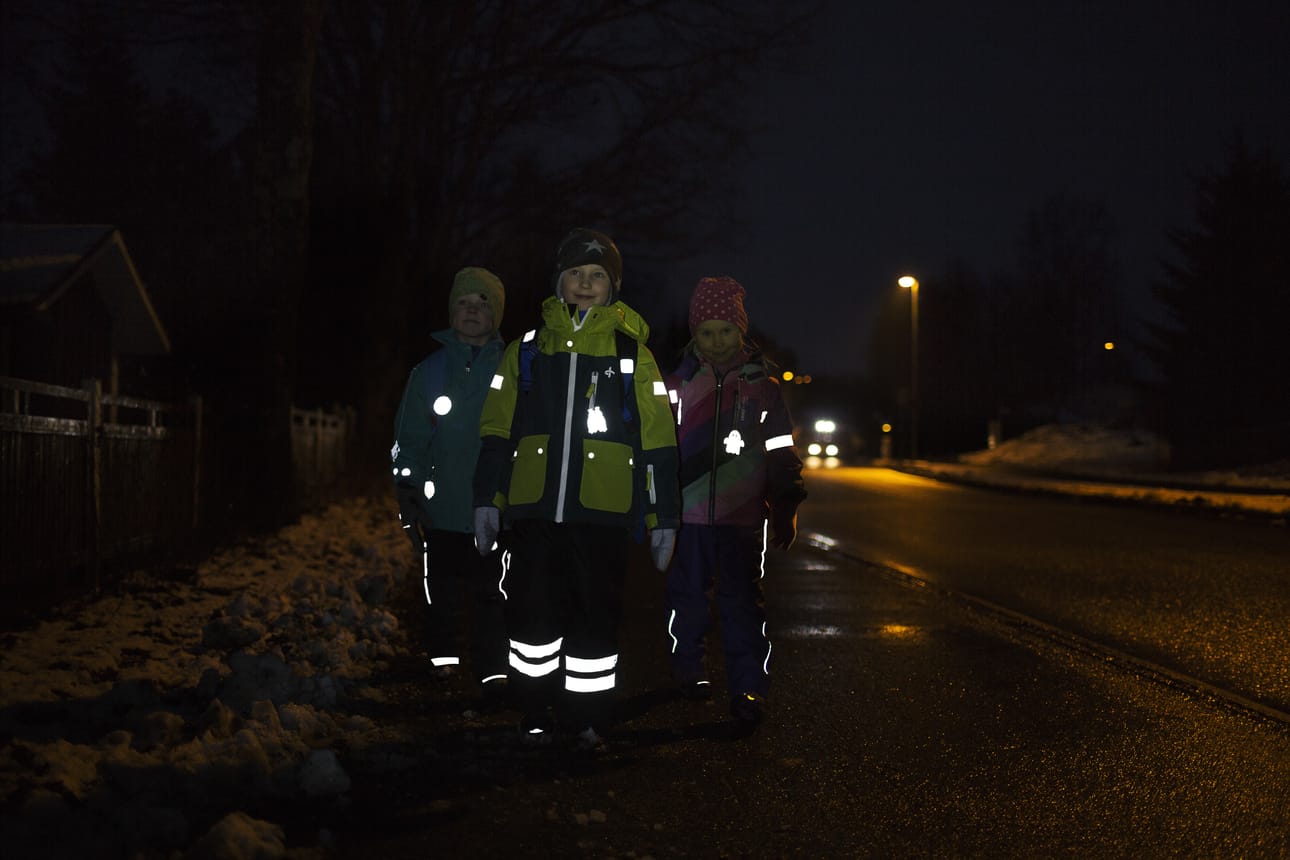 Illat pimenevät niin, että Liikenneturva muistuttaa heijastimen käytön tärkeydestä.