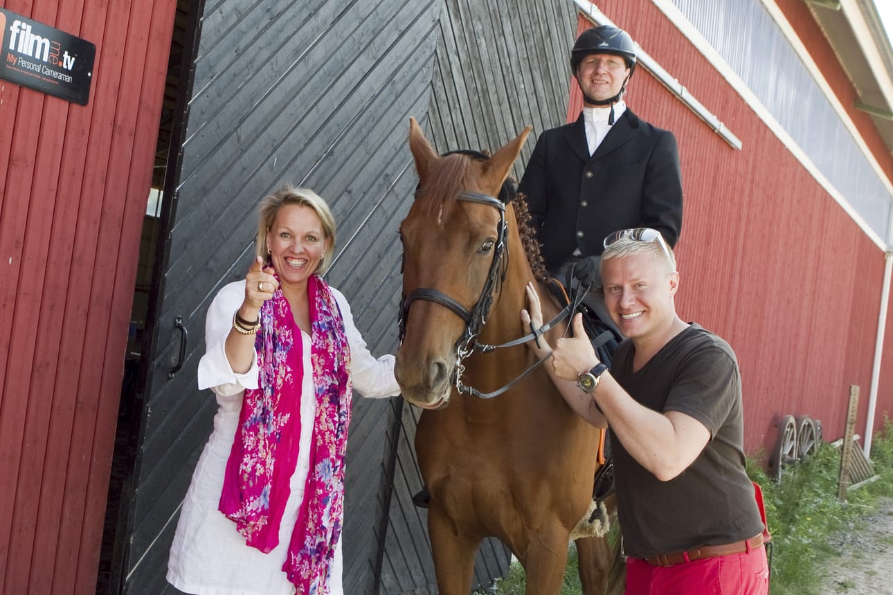 Ratsastaja Tapio Koivukangas (hevosen selässä) kehitteli FilmMe-systeemin. Vasemmalla Maucca kärki ja oikealla Lauri Salovaara.