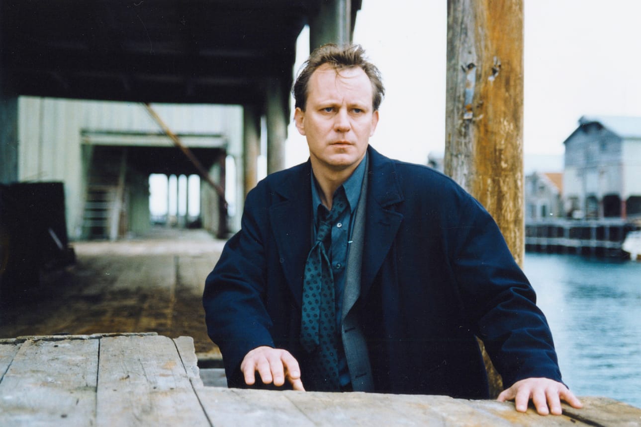 Kaksi rikostutkijaa saapuu Tromssaan auttamaan paikallispoliisia 15-vuotiaan tytön murhan selvittämisessä. Kuvassa Jonas Engström (Stellan Skarsgård), kaksikosta se huonounisempi.