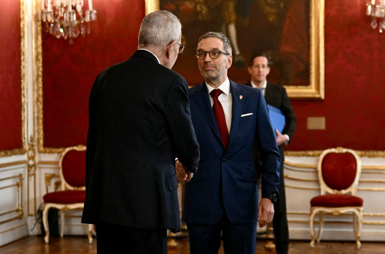 Itävallan liittopresidentti Alexander van der Bellen ja laitaoikeistolaisen vapauspuolueen johtaja Herbert Kickl kättelivät loppiaisena liittopresidentin residenssissä. LEHTIKUVA / AFP