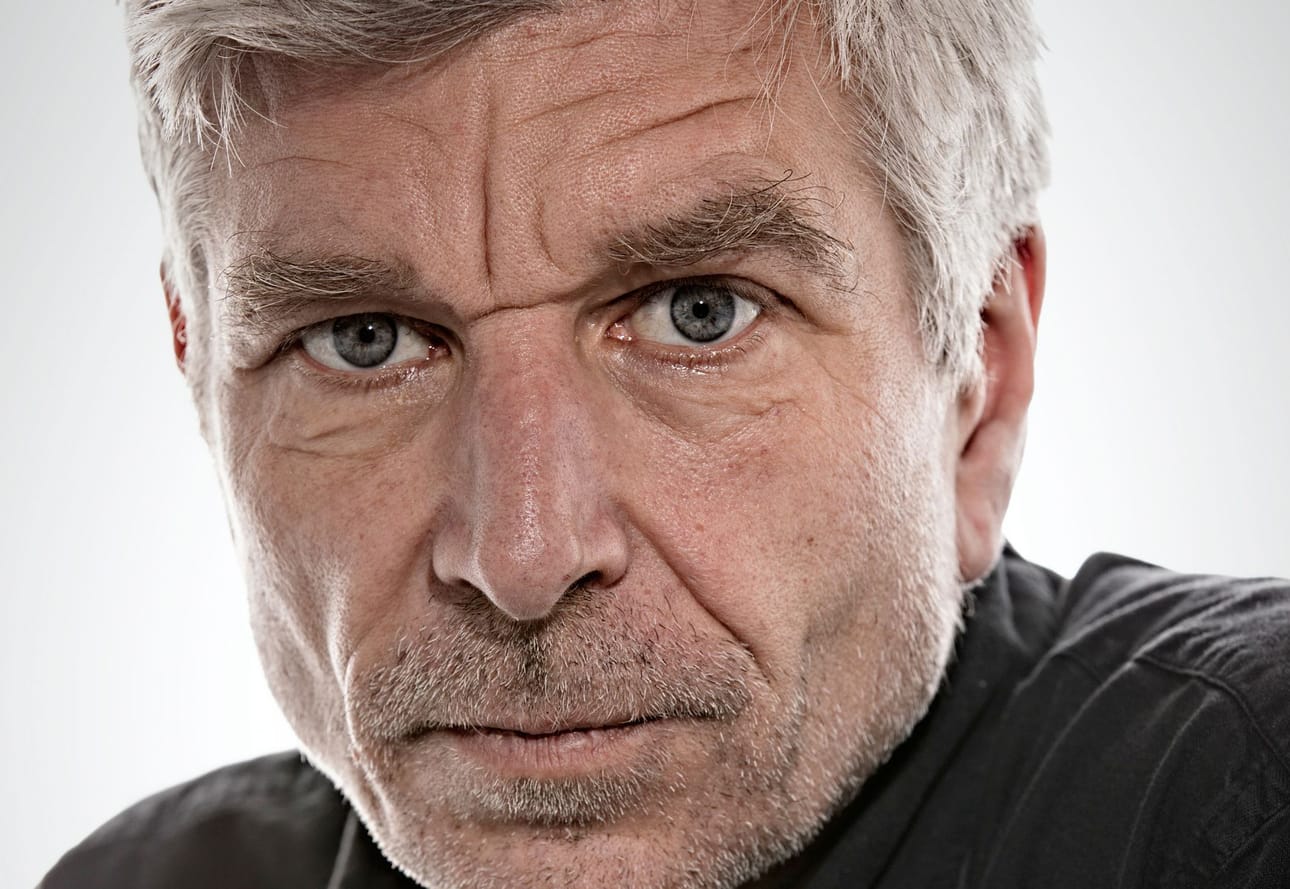 Karl Ove Knausgård (s. 1968 Norjassa) on yksi Pohjoismaiden tunnetuimmista nykykirjailijoista. Hän nousi maineeseen omaelämäkerrallisella romaanisarjalla Taisteluni. Knausgård on ollut kahdesti ehdolla Pohjoismaiden neuvoston kirjallisuuspalkinnon saajaksi.