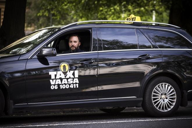 Taksi Vaasan myynti- ja markkinointipäällikkö Tatu Aitoaho pitää hyvänä, että takseja voi nyt sijoitella kysynnän mukaan, eikä kuskien tarvitse päivystää turhaan. KUVA: JAAKKO ELENIUS