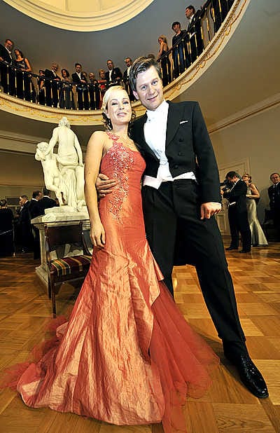 Riitta-Liisa ja Toni Roponen juhlatunnelmissa.