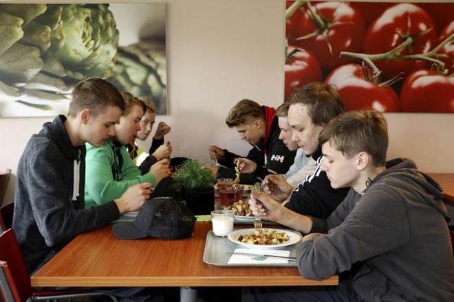 Jamin metallialan opiskelijoita ruokailee henkilöstöravintolassa päivittäin. Kuvassa Juho Kivipuro (oik.) ja Matias Mikola (vas.).