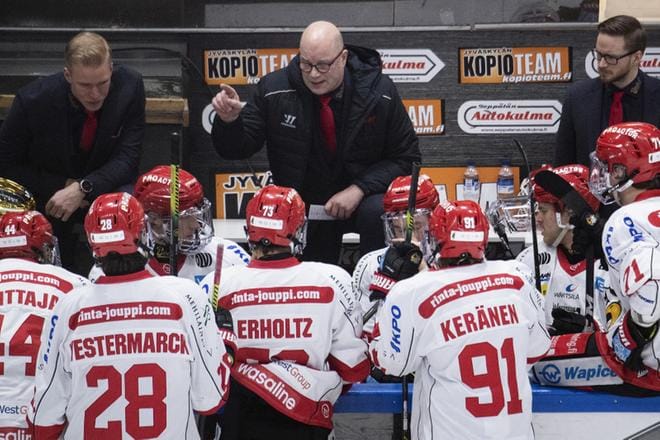 Tässä lähtevät päävalmentaja Risto Dufvan aikalisäneuvot Sport-pelaajistolle. Kuva: Marko Kauko / Keskisuomalainen