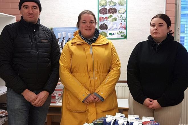 Maataloustuottajat edistävät kotimaisen ruoan arvostusta. MTK:n Kokkaa kotimaista -kampanja näkyi Alahärmän yläasteen 8.-9.-luokkalaisten kotitaloustunnilla, jonne MTK-Alahärmän varapuheenjohtaja Ville Huhtala ja sihteeri Anna Penttala toimittivat kotimaisia ruoka-aineita. Oppilas Nea Ojanperä oli niitä vastassa. KUVA: MARJO MUOTIO