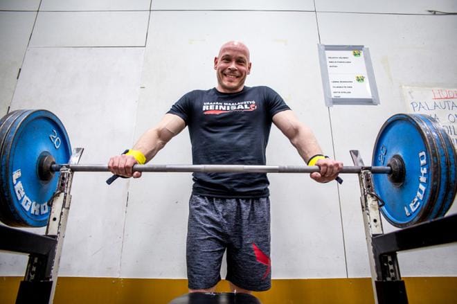 Tomi Viianen verrytteli treenin alkuun lihaksiaan 100 kilon painoilla. Suomen voimannostoliittoon kuuluva Viianen saa raudan nousemaan puhtaasti hyvällä ravinnolla ja kovalla treenillä. Hänet on testattu dopingista jo kahdesti. Kuvat: Paula Kaskimaa