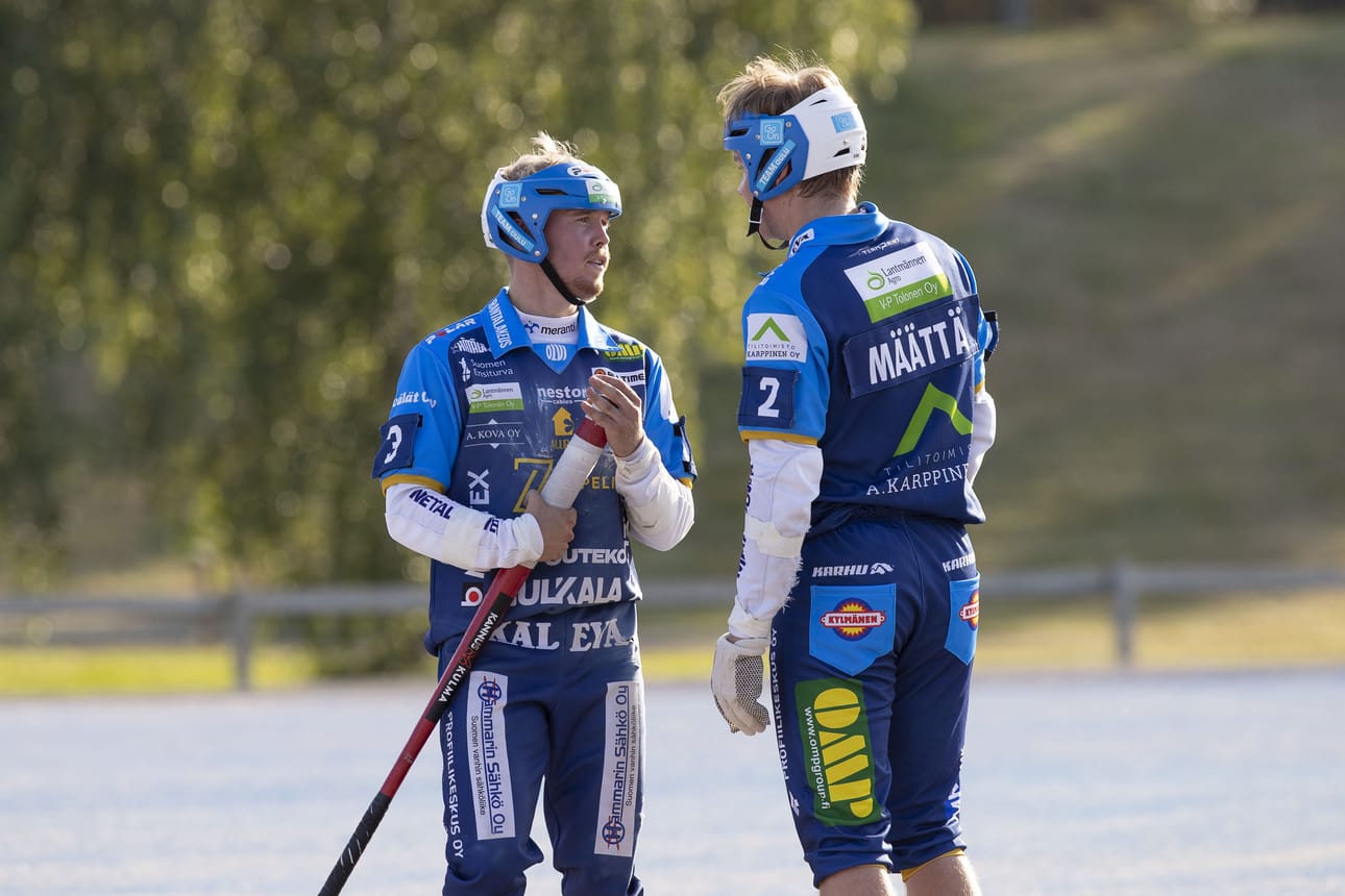 Kempeleen Kirin Markus Keski-Petäjä (vas.) ja Onni Määttä eivät löytäneet keinoja Kouvolan Pallonlyöjien kaatamiseen.