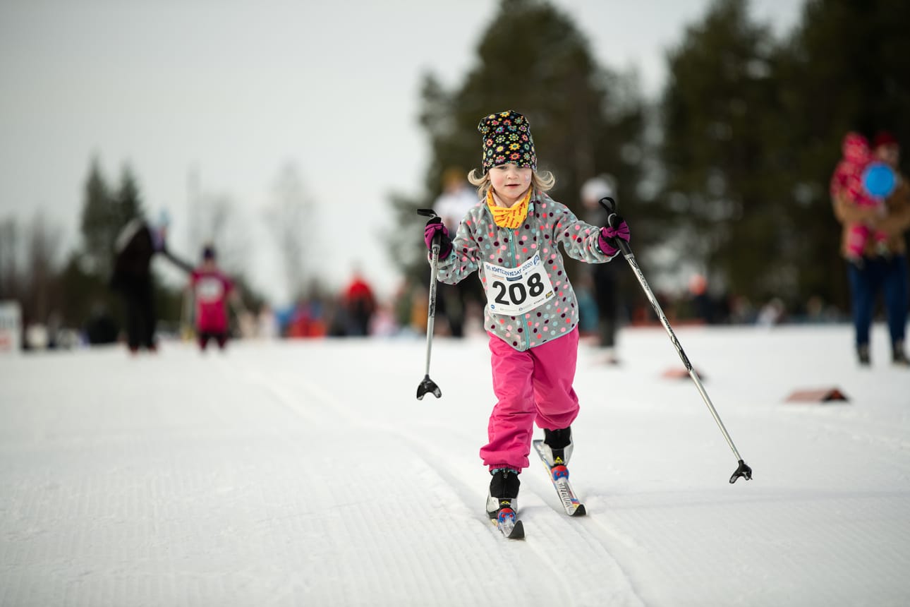 Iloisia hiihtäjiä nähtiin Konttisen kisoissa. Myös Ounasvaaran Talvikisat ovat koko perheen tapahtuma.