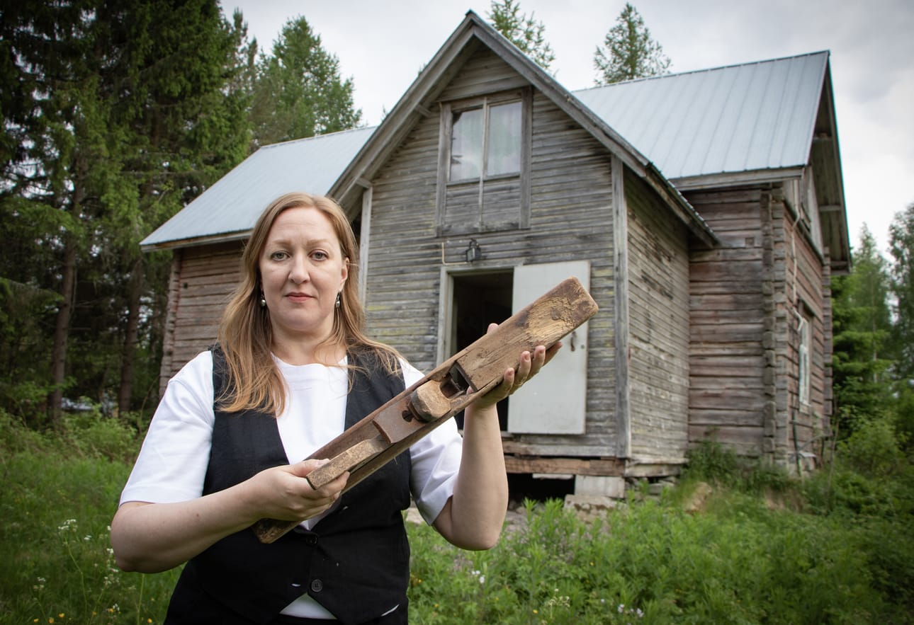 Siikalatvalainen Hanna Hautala on monessa roolissa välivuoden jälkeen järjestettävillä Hailuoto Teatterifestivaaleilla. Hän muun muassa esittää kirjoittamansa esineteatteriteos Pellikan, joka pohjautuu hänen omistuksessa Piippolassa olevaan suvun taloon.