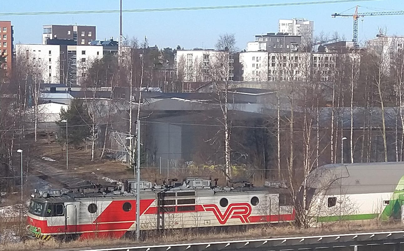 Juna hyytyi Alppilan kohdalle.