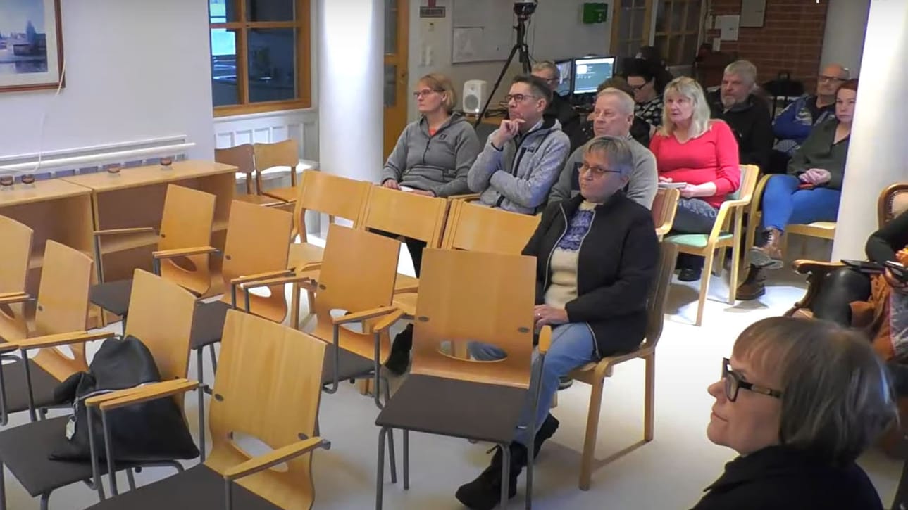 Puheenvuoroja pidettiin runsaasti Pohteen Merijärvellä järjestämässä asukastilaisuudessa, jossa käsiteltiin terveysaseman lakkauttamista.