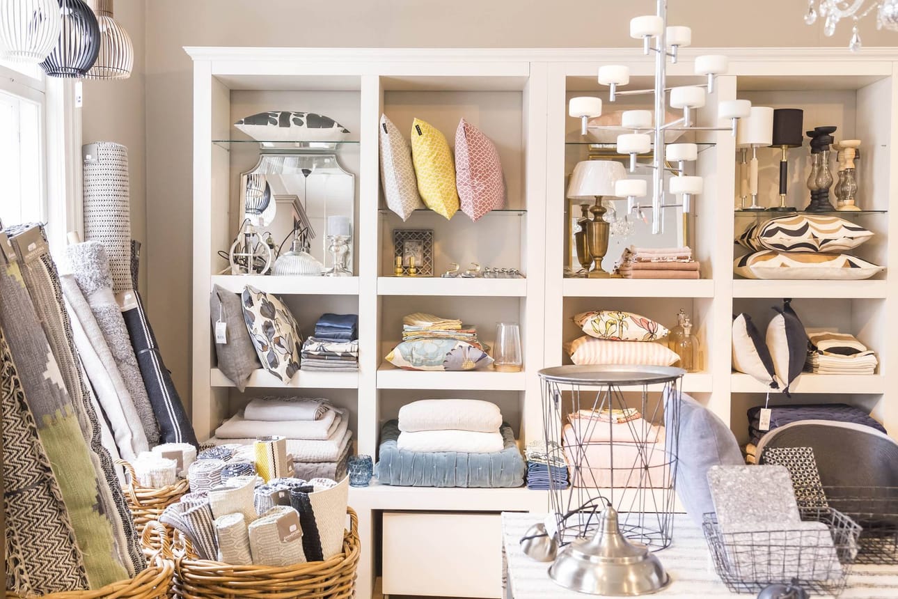 Moni asiakas on hämmästynyt sisään astuessaan suurta valikoimaa. Esimerkiksi yksilöllisiä villamattoja ei ole helppo löytää muualta Meri-Lapin alueella.