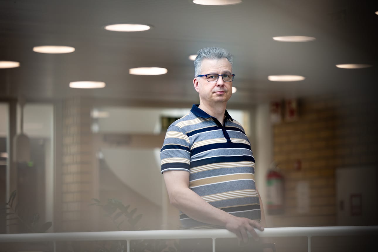 Reservin kapteeniksi ylennetty Marko Talasmäki lähti aikanaan armeijaan jännittyneenä, mutta avoimin mielin. Palveluksessa hän löysi itsestään uusia puolia. Jo reserviupseerikoulusta hän palasi apukouluttajaksi aliupseerikouluun.