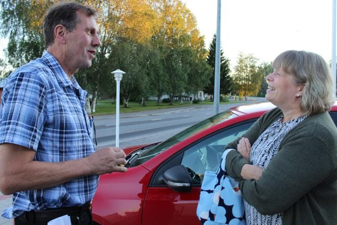 Erkki Viitikko pysähtyi juttelemaan kunnanvaltuuston puheenjohtaja Arja Harjunpään kanssa kunnantalon pihaan kokouksen jälkeen. KUVA: TAUNO RIIHILUOMA