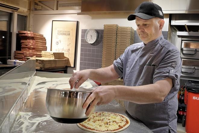 Kai Alanen ja hänen vaimonsa Jaana Alanen pyörittävät Hyllykallion Kotipizzaa. He sijoittuivat vuonna 2010 ketjun valtakunnallisessa yrittäjäkilpailussa kymmenen parhaan joukkoon. KUVA: HEIKKI HAKANEN