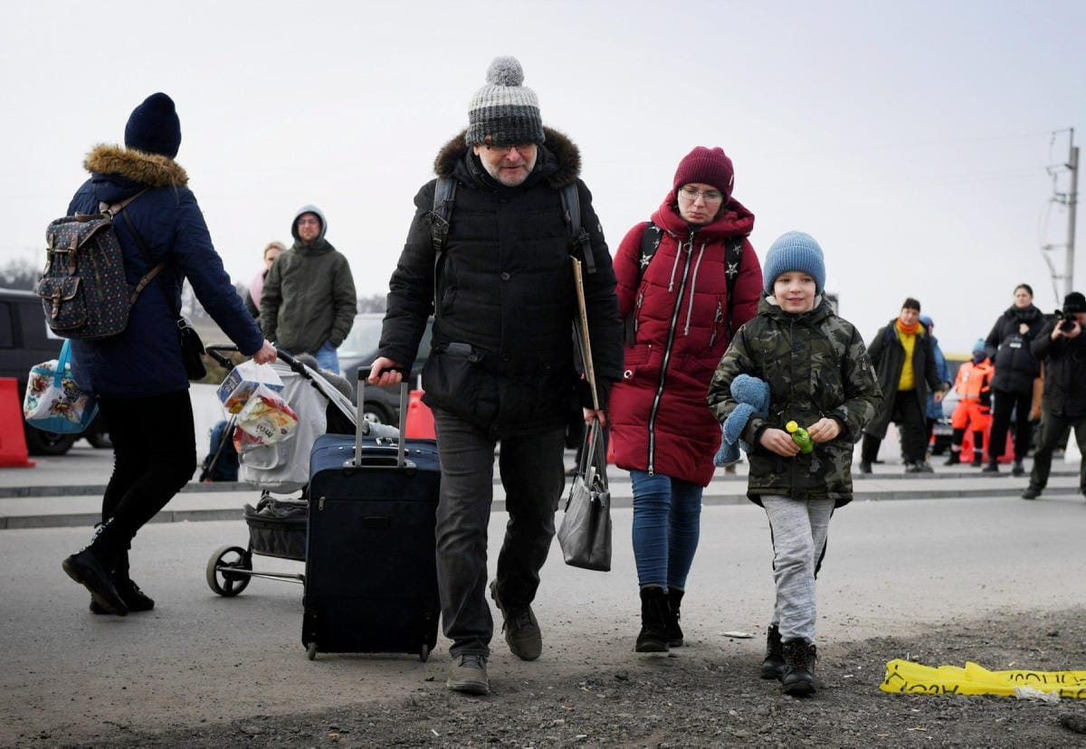 Robert Chudzik tuli rajalle tarjoamaan kyytiä perheystävälle, jota ei ole itse aiemmin tavannut. LEHTIKUVA / ANTTI AIMO-KOIVISTO
