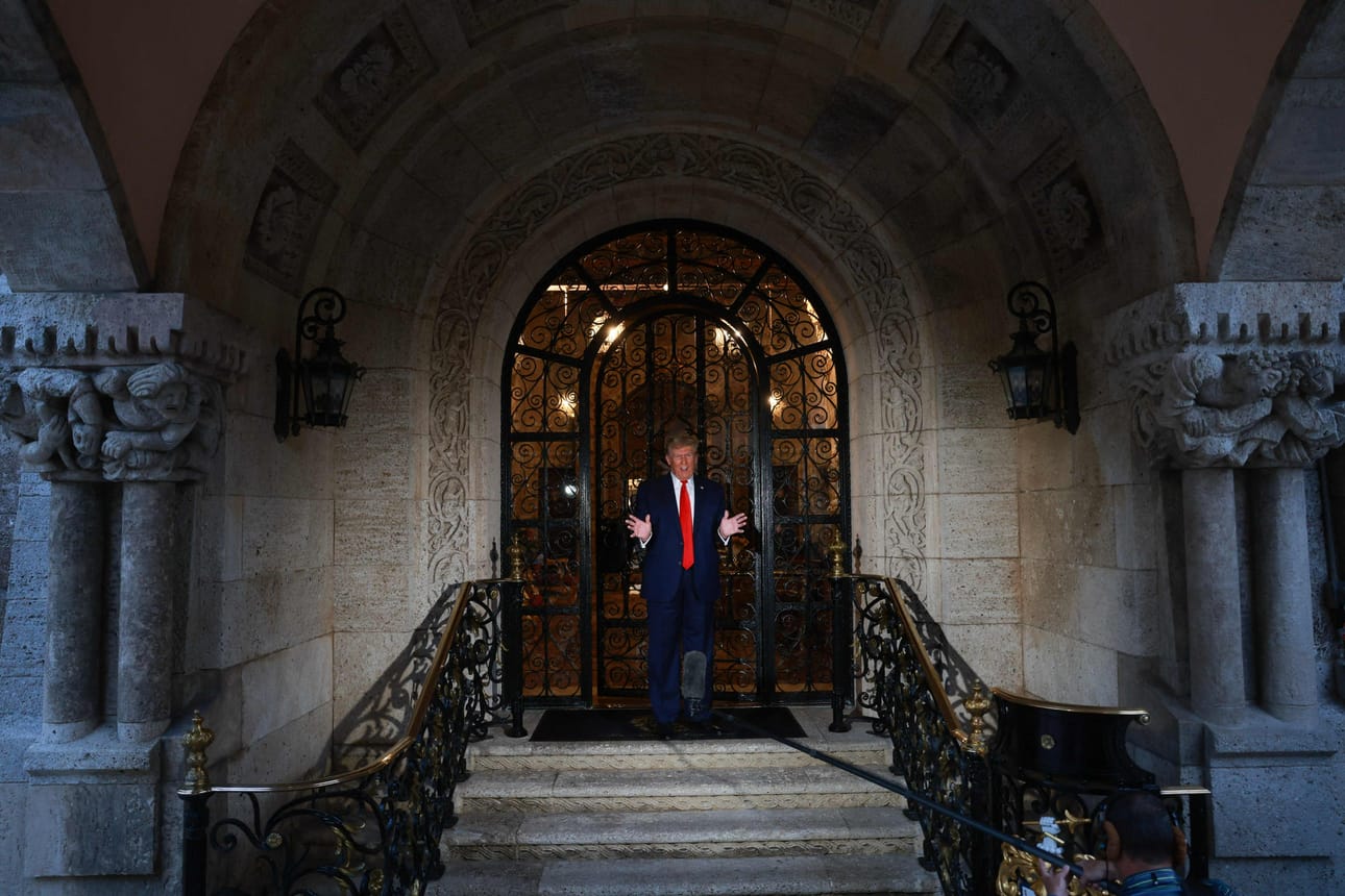 Ex-presidentti Donald Trump puhui medialle perjantaina Floridan-kartanollaan.