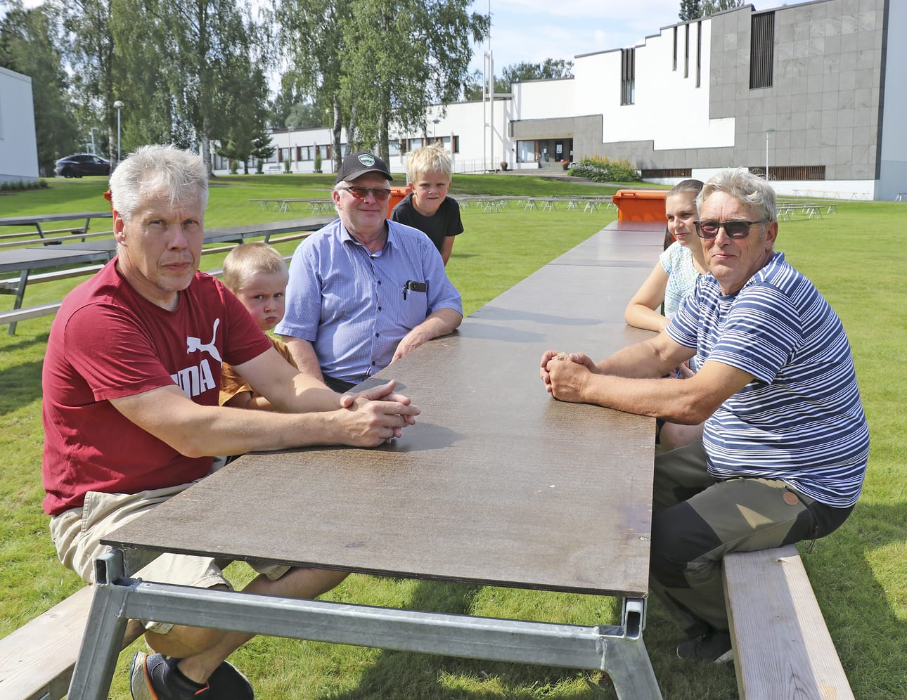 Markku Sillanpää, Heli Haapa-aho, Tapio Etula ja Sakari Pajukangas ovat mukana kesäseurojen järjestelyissä. Kuvassa myös Klaus Väyrynen, 5, Kempeleestä ja Eliel Pajukangas,4.