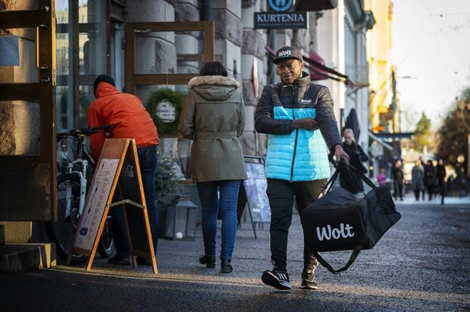 Ihmisten ruokailuajat rytmittävät ruokalähetti Patrick Aprakun työtä. Kiirettä pitää kello 11–13, 17–18 ja 20–21. Kuvat: Jarno Pellinen