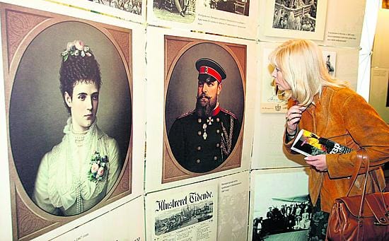 Venäläinen kunniakaarti saattoi keisarinna Maria Fjodorovnan arkun Pietari-Paavalin linnoitukseen Pietarissa.