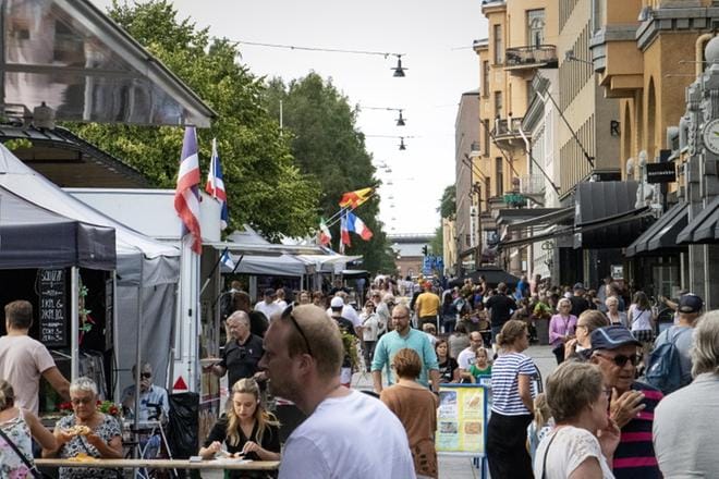 Hovioikeudenpuistikko kuhisi ihmisistä tiistai-iltapäivällä. Ruokafestivaali on kaupungissa lauantaihin asti. KUVAT: LOTTA MIKKILÄ