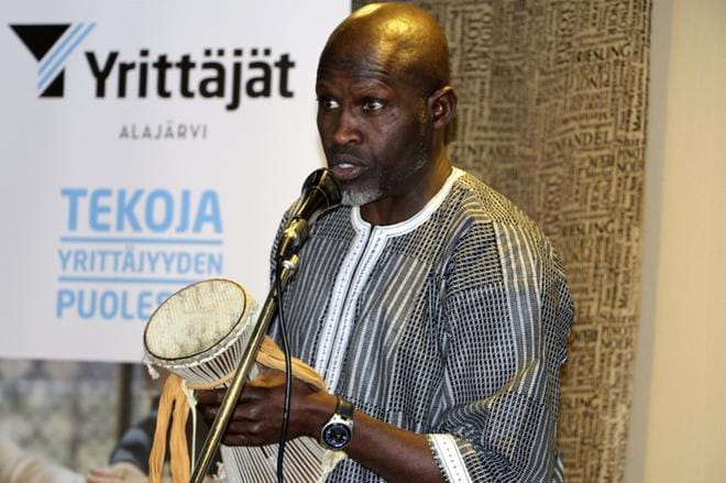 Alajärveläinen muusikko Yamar Thiam esiintyi soittaen tamaa, puhuvaa rumpua, Alajärven yrittäjien aamiaisella. KUVA: SARI HEINILÄ