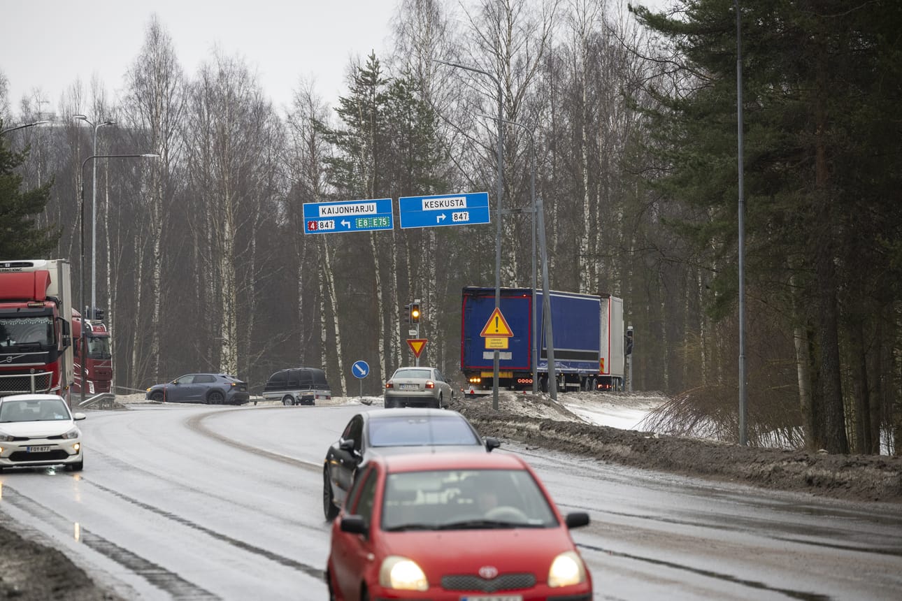 Liikennemerkeistä huolimatta oikealta kaistalta käännytään yhä myös vasemmalle Tervahovintieltä Kemintielle tullessa.