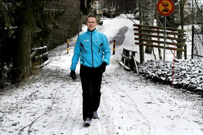 Liike on ollut lääke Jyrki Itäsalmelle. Hän uskoo, että liikunnallisuuden ansiosta hän on kuntoutunut erittäin hyvin niin aivovammasta kuin selkäydinsyövästä. KUVAT: JOUKO HÄNNINEN