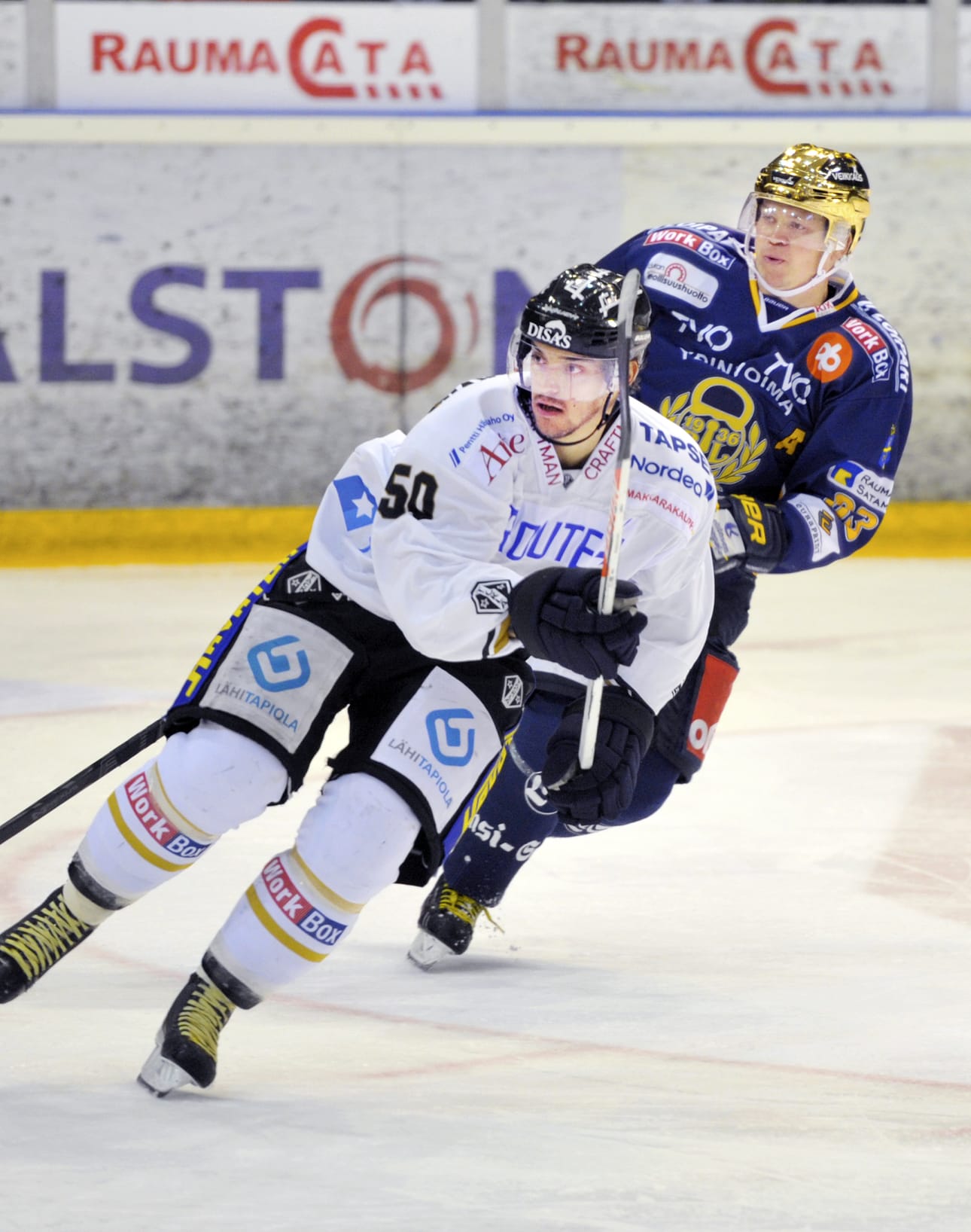 Petteri Nummelin (oik.) Juhamatti Aaltosen varjona.