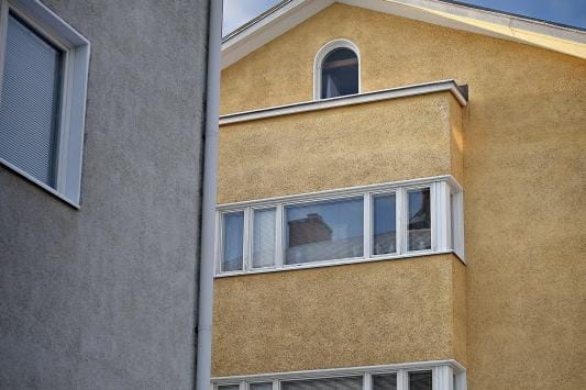 1950-luvun kerrostaloarkkitehtuuria edustava Seinänsuu rakennettiin aravarahoitteisena vuonna 1953 Seinäjoelle. KUVA: TOMI KOSONEN