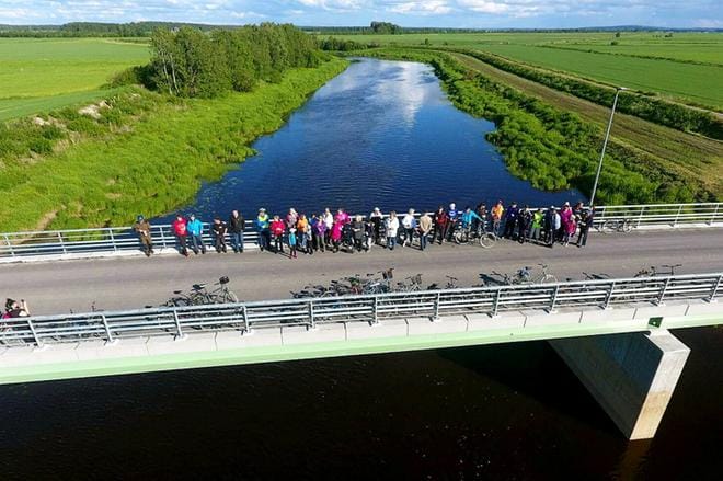 Ihmiset joen molemmilta puolilta kohtasivat sillalla. KUVA: PASI SIPPOLA