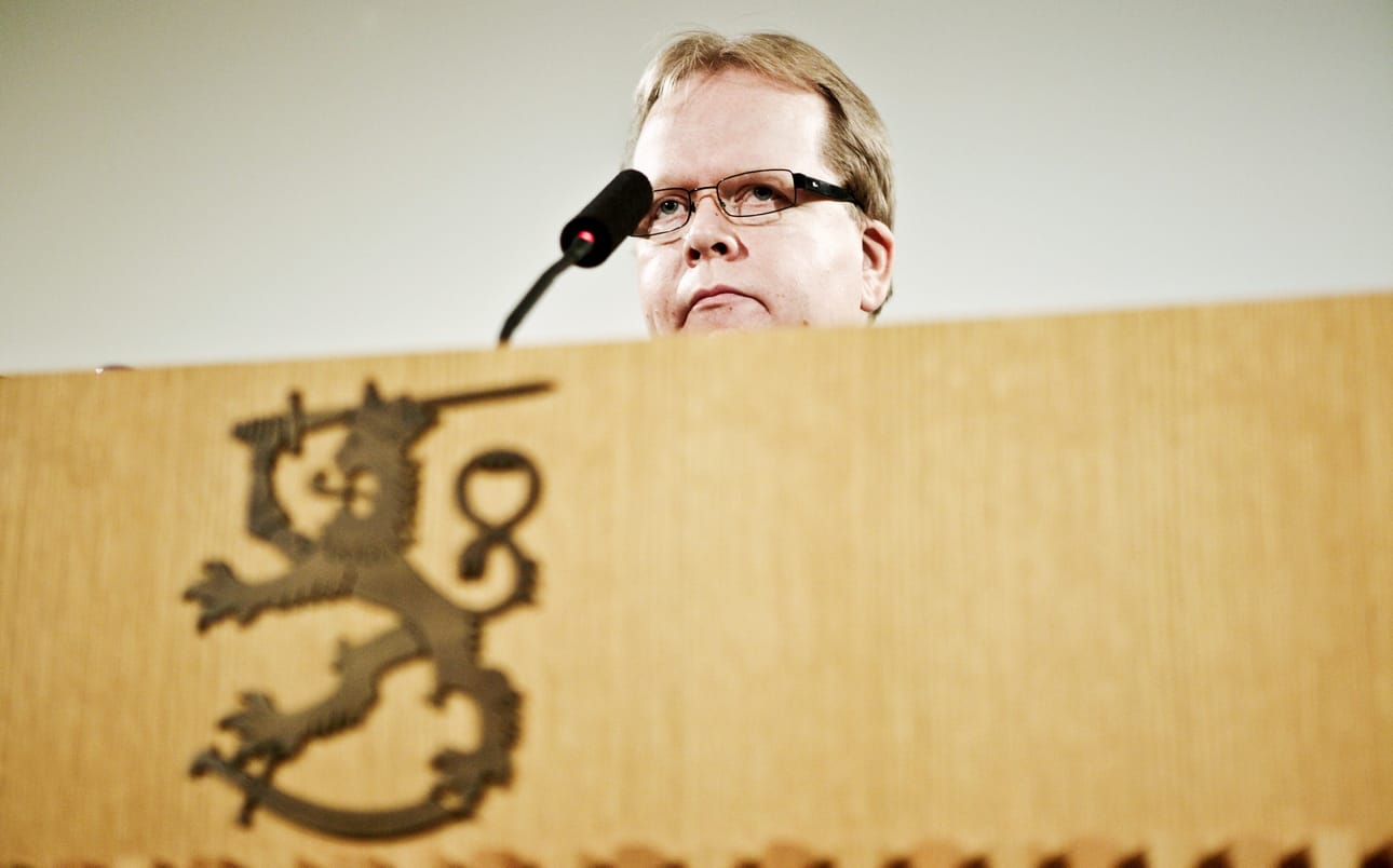 Oikeusministeriö aikoi tänään esittää kansliapäällikkönsä Pekka Timosen palkkaan korotusta raha-asianvaliokunnassa, mutta ministeriö vetikin esityksensä yhtäkkiä pois.