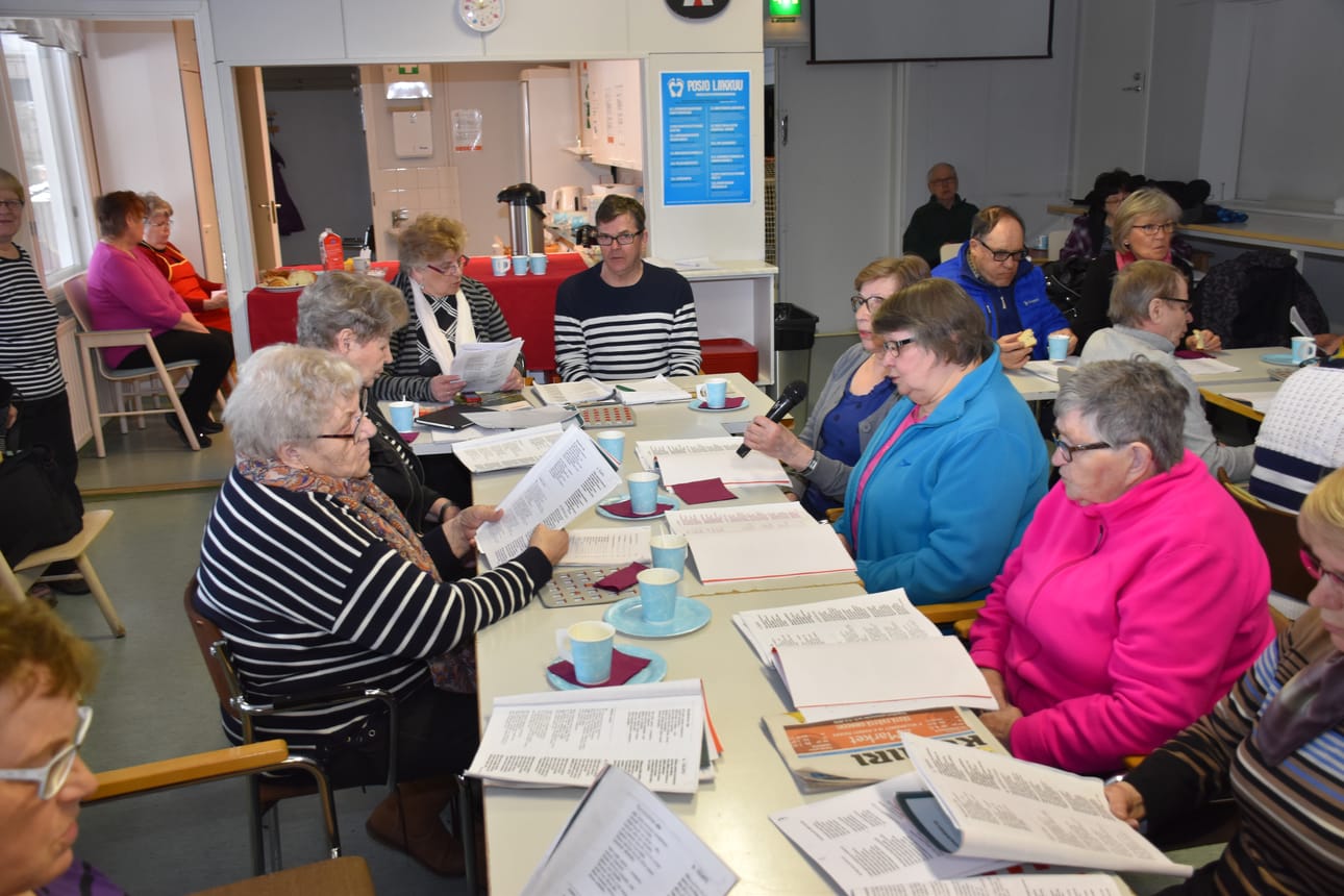 Posion ikäihmisten hyvinvointisuunnitelman tavoitteena on, että ikäihminen elää terveellistä, aktiivista ja turvallista elämää omassa kodissaan mahdollisimman pitkään monipuolisten palveluiden turvin. Kuva on Posion sydänyhdistyksen kerhosta.
