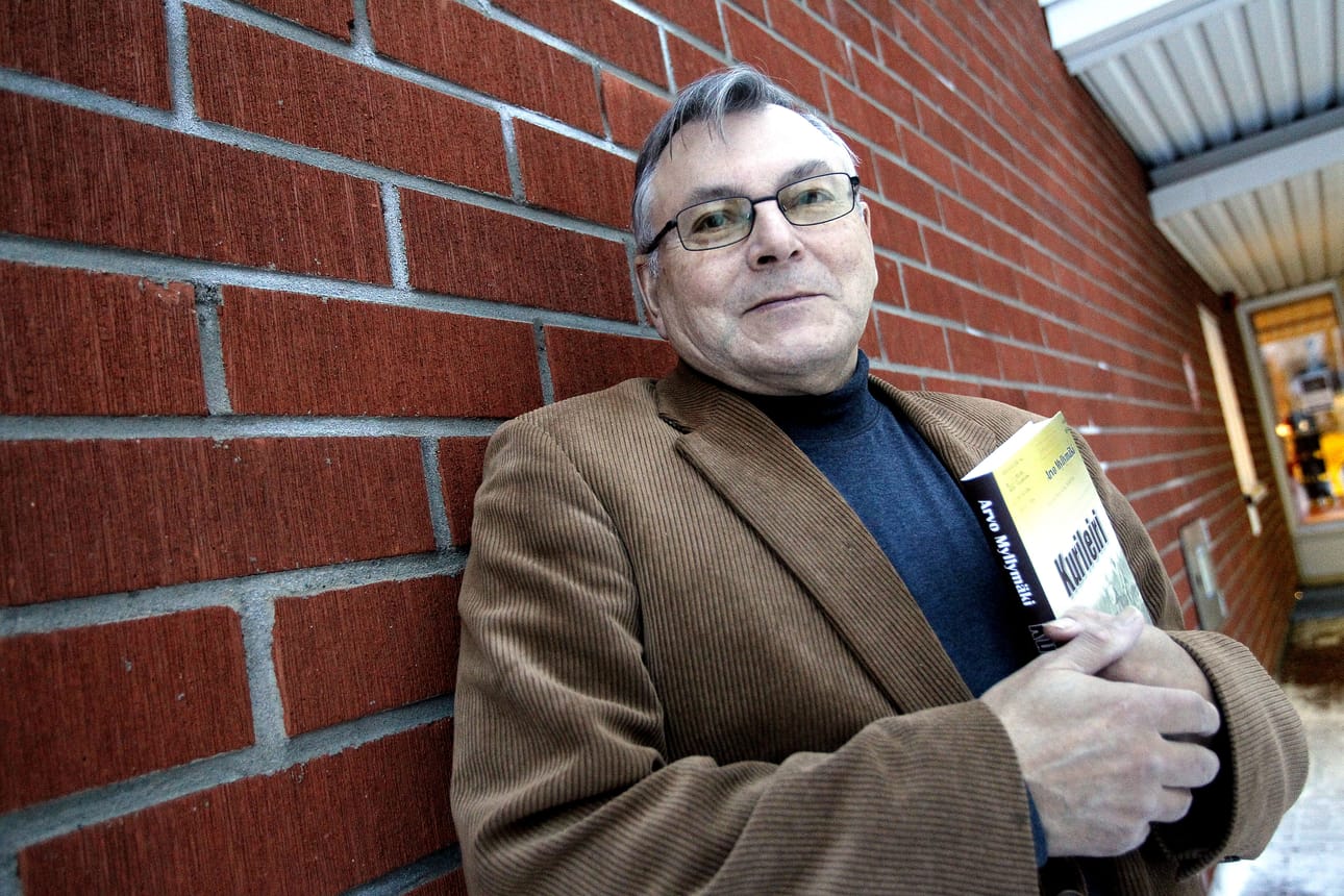 Arvo Myllymäki seuraa teoksessaan Kaugobrihojen matkassa Viipurin läänin Pyhäjärven asukkaiden matkaa läpi Suomen historian vaiheiden. Evakkomatkallaan he päätyivät Pohjanmaalle, missä pohjalainen ja karjalainen mielenlaatu ja kulttuuri törmäsivät toisiinsa.