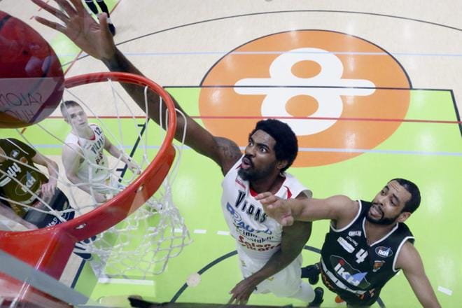 Vilppaan Aaron Jones ja Karhu Basketin Rene Rougeau (#4) taistelivat läpi kamppailun kovaa levypalloista. KUVA: LEHTIKUVA / VILLE VUORINEN