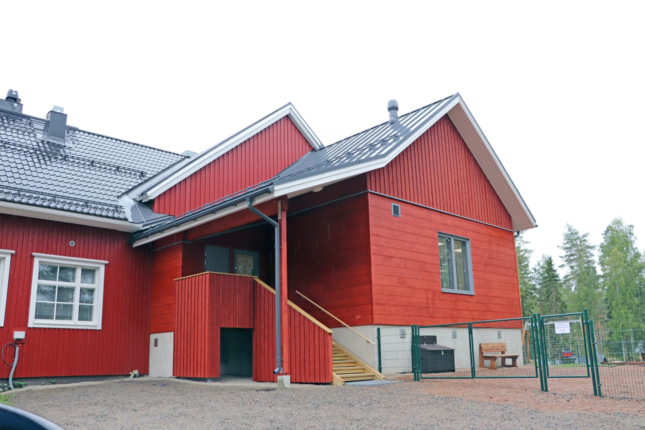 Ryhmikselle on oma sisäänkäynti rakennuksen päädyssä.