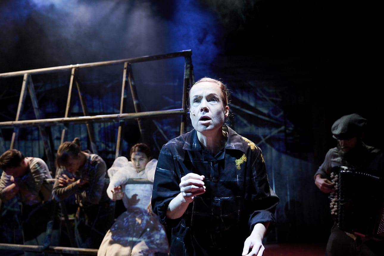 Helka Periaho tekee väkevän suorituksen Almana, mutta koko esiintyjäjoukko on tasaisen voimakas ja monipuolinen. Taustalla Olli Haataja, Aapo Honkanen, Milla Jarko, Henri Haakana.