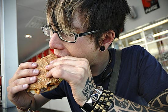 Vegaani Jussi Riekki noudattaa tiukkaa ja kurinalaista ruokavaliota, johon ei saa kuulua eläinkunnan tuotteita. Kino Grillillä hänellä oli valittavinaan ranskalaiset ja kasvishampurilainen, joista jälkimmäinen veti lopulta voiton.