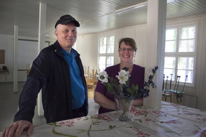 Päivi Åttman ja Tapio Kangastie kertovat, että kyläyhdistys myös vuokraa ulkopuolisille saunoja ja mökkejä Menkijärven rannalla.