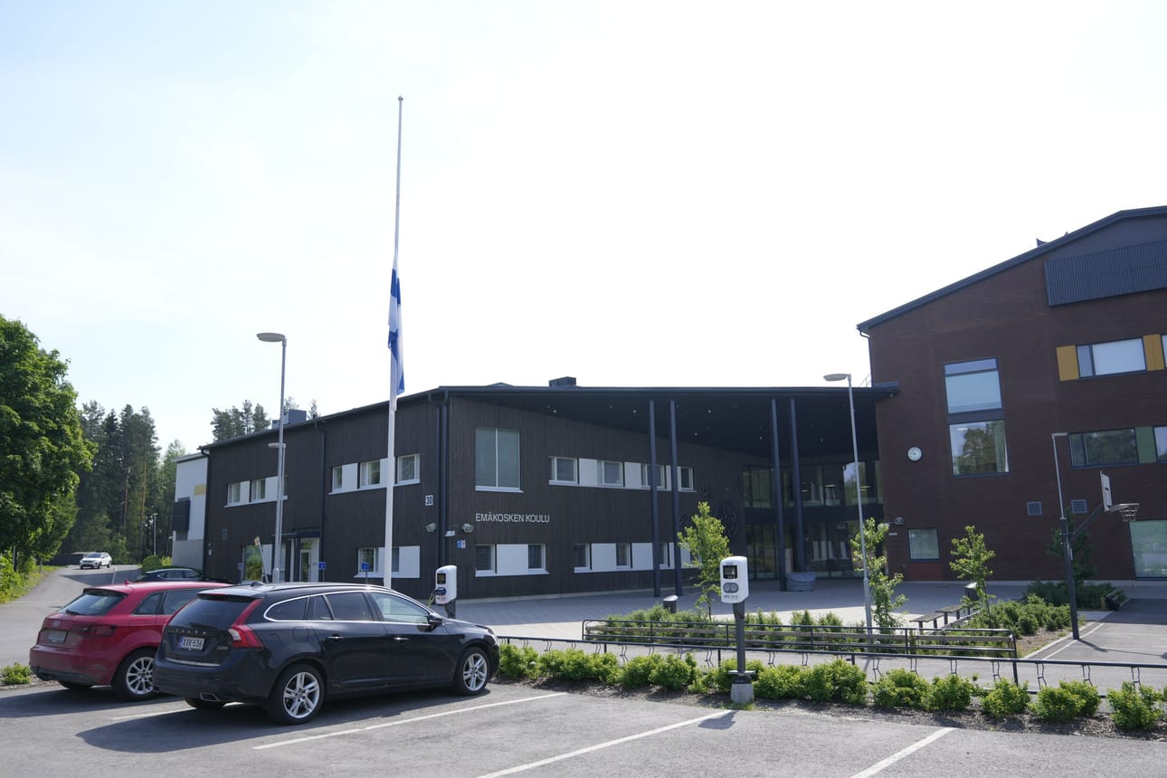 Nokian kaupunki järjesti kaupungin yläkouluilla suruliputuksen kuolleena löytyneen alaikäisen pojan vuoksi lauantaina 1. kesäkuuta 2024. LEHTIKUVA / MIKA KYLMÄNIEMI