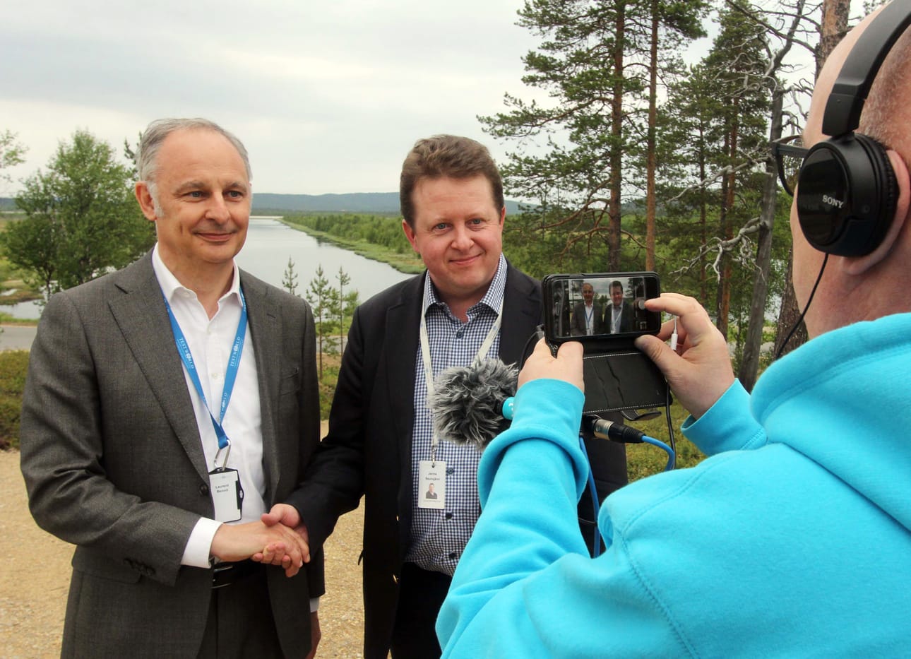 Korona viivytti vierailua Ivalossa puoli vuotta, mutta viimein Laurent Benoit (vas.) tapasi Janne Seurujärven. Test World pääsi jälleen paikallisiin ja valtakunnan uutisiin.