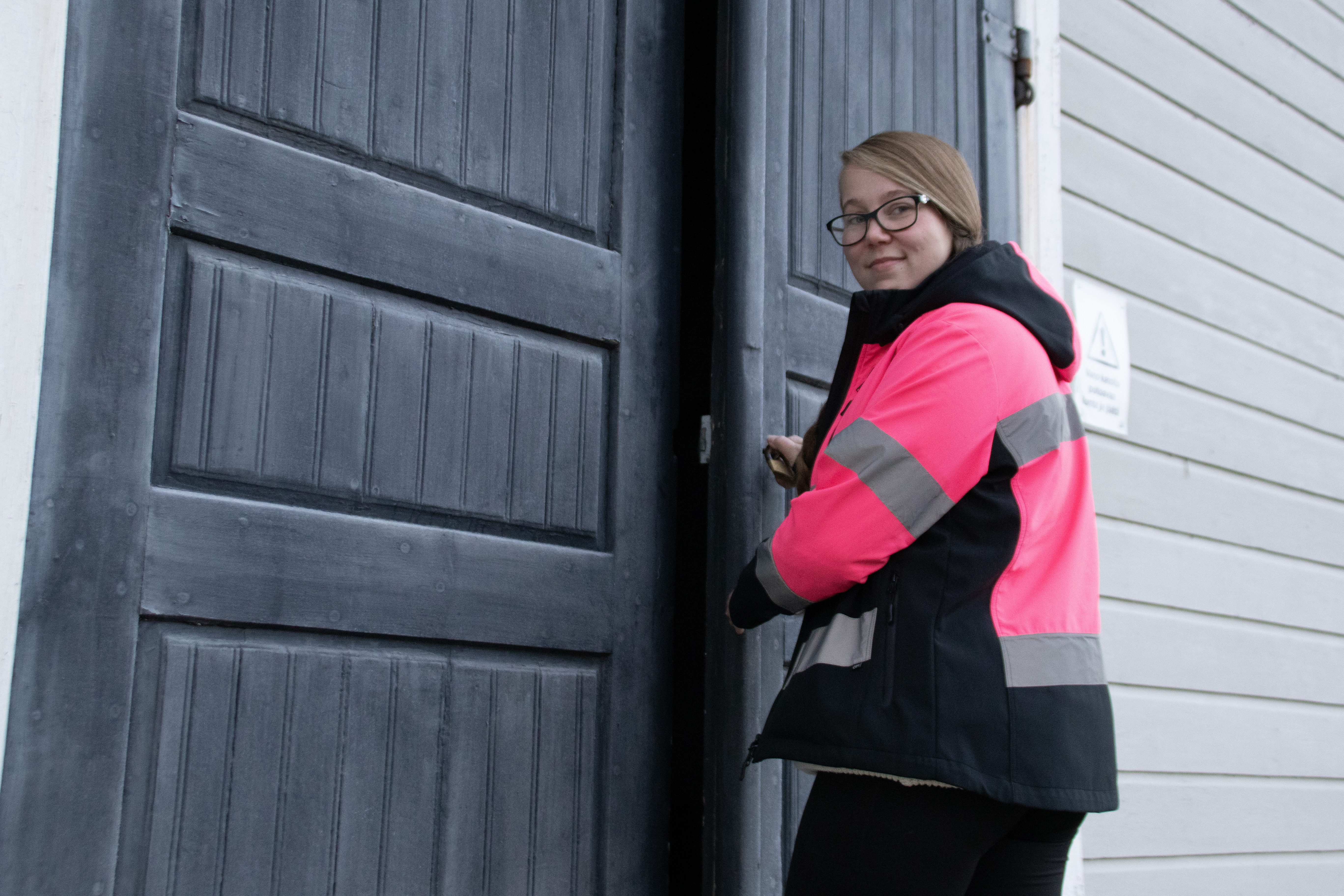 Kesätyöstä vakituiseen työpaikkaan – seurakuntamestarin työnkuva on monipuolinen