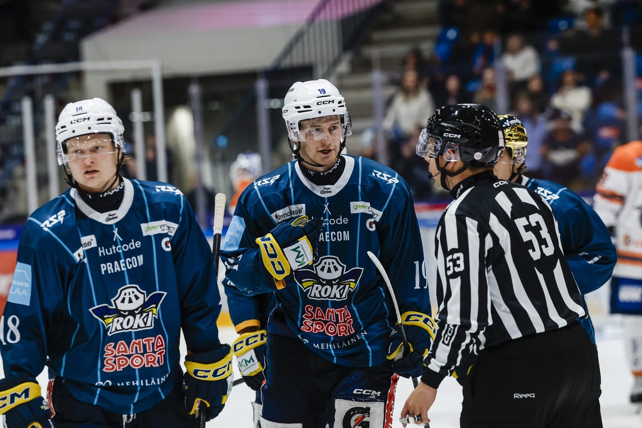 Tuomas Örn on vastannut huutoon ykkösketjun sentterinä. Mies on iskenyt kuuteen otteluun yhdeksän tehopistettä. Vieressa oleva Leevi Siira nakutti K-Vantaata vastaan tehot 0+3.